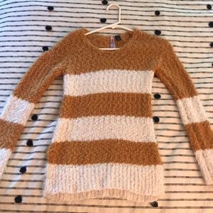 White/yellow stripped knitted sweater